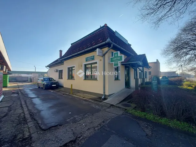 Eladó kereskedelmi és ipari ingatlan Szolnok, Tószegi út 104 nm