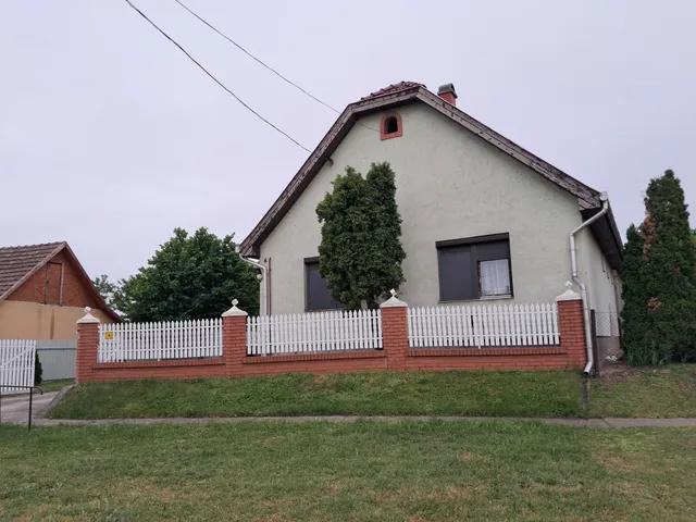 Eladó ház Tiszaföldvár 82 nm