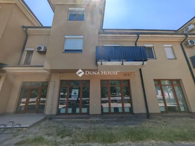 Kiadó kereskedelmi és ipari ingatlan Szolnok, Széchenyi István körút 153 nm