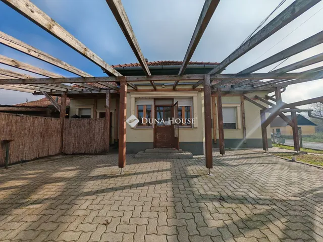 Eladó ház Tiszajenő 120 nm
