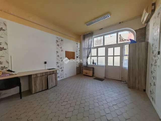 Eladó kereskedelmi és ipari ingatlan Szolnok, Arany János utca 23 nm