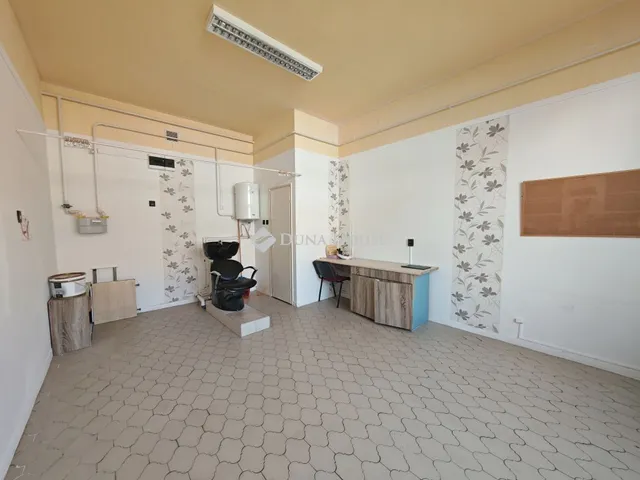 Eladó kereskedelmi és ipari ingatlan Szolnok, Arany János utca 23 nm