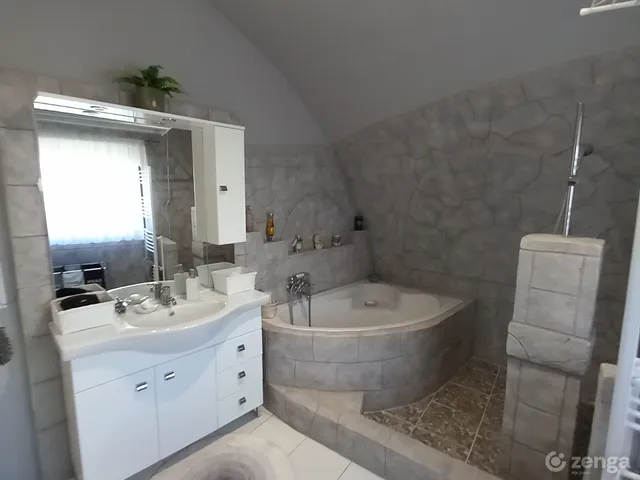 Eladó ház Lábatlan 200 nm