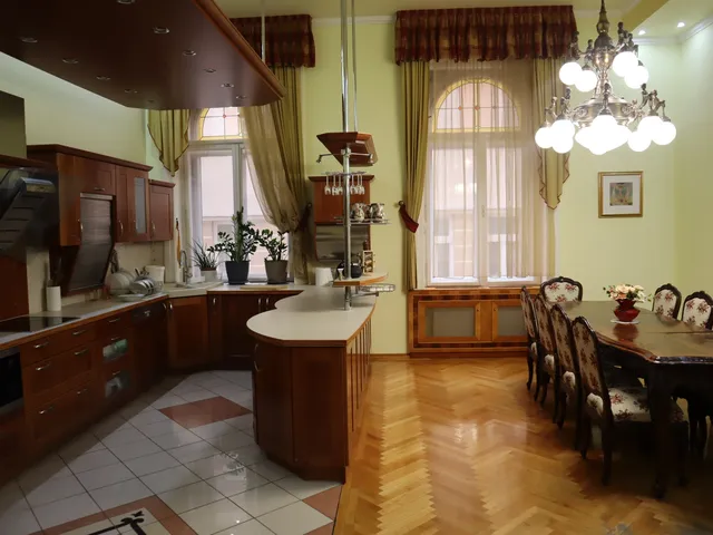 Eladó lakás Győr, Belváros, b 282 nm