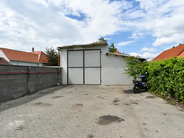 Kiadó kereskedelmi és ipari ingatlan Veszprém, Dózsaváros 89 nm