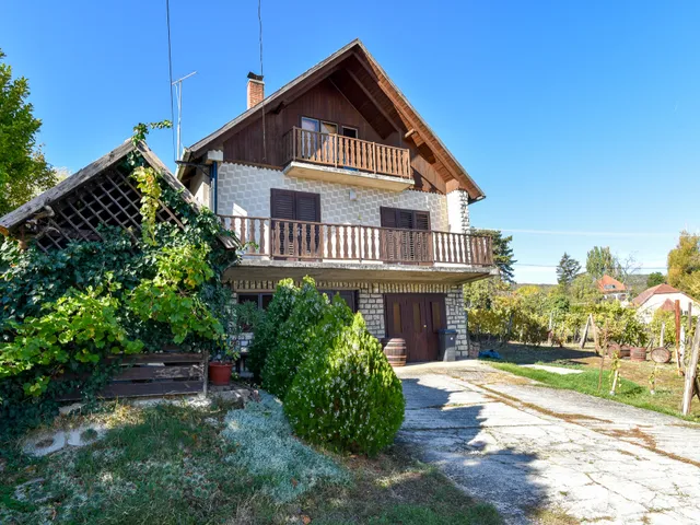 Eladó telek Csopak 1090 nm