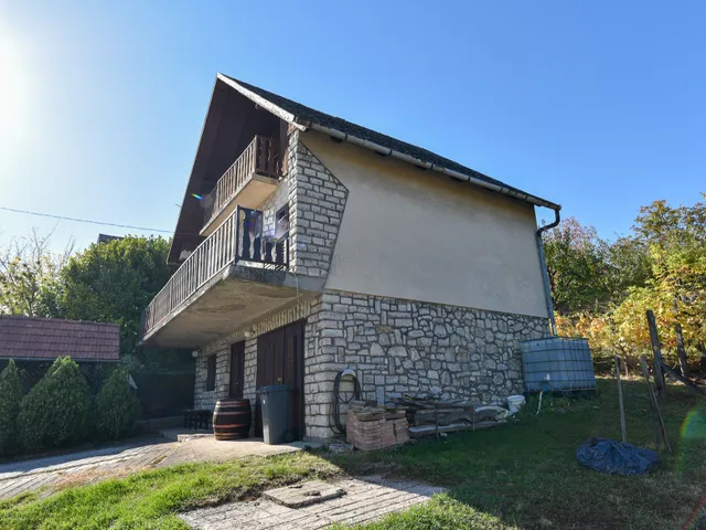Eladó telek Csopak 1090 nm