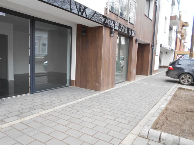 Kiadó kereskedelmi és ipari ingatlan Nyíregyháza, Belváros, Dózsa György út 28 nm