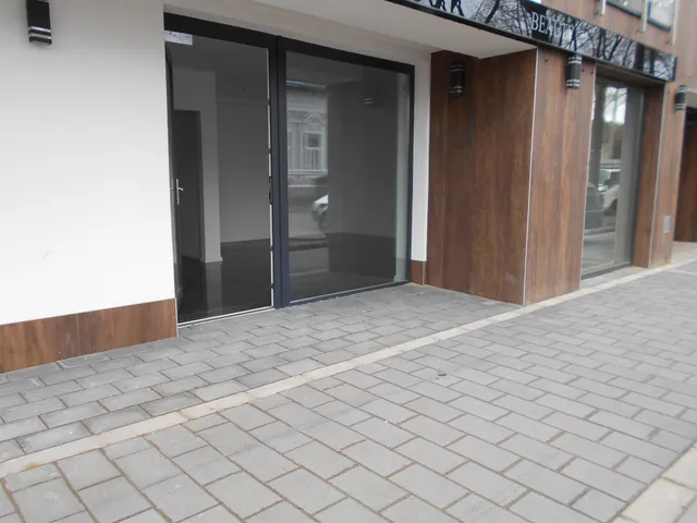 Kiadó kereskedelmi és ipari ingatlan Nyíregyháza, Belváros, Dózsa György út 28 nm