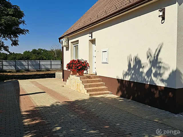 Eladó ház Újfehértó, Táncsics Mihály út 90 nm