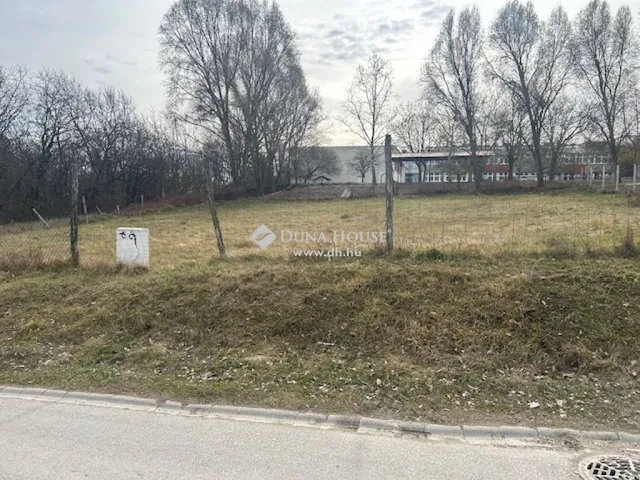 Eladó kereskedelmi és ipari ingatlan Budapest XVI. kerület 1251 nm