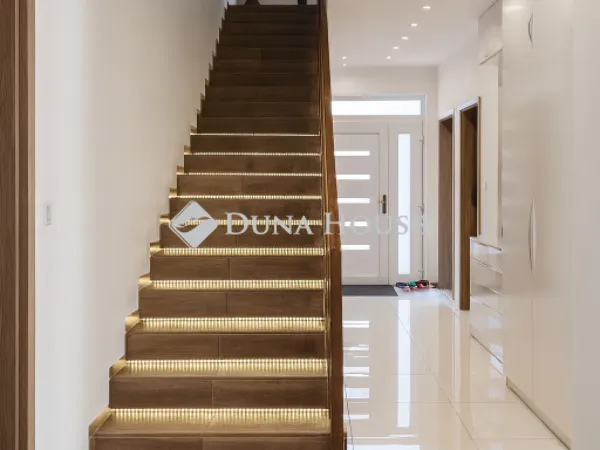 Eladó ház Fót 260 nm