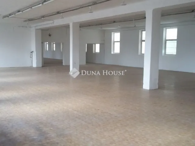 Kiadó kereskedelmi és ipari ingatlan Budapest IV. kerület 2105 nm