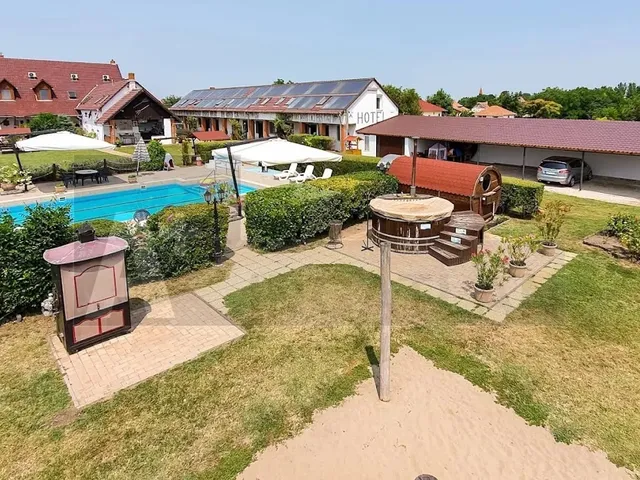 Eladó kereskedelmi és ipari ingatlan Baks 1062 nm