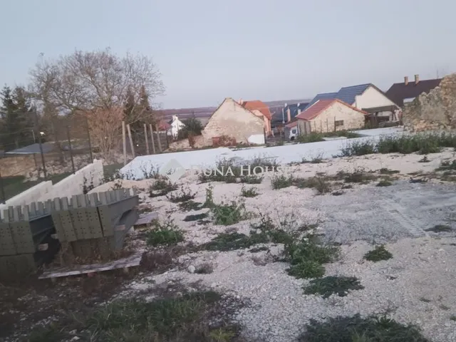 Eladó telek Veszprémfajsz, Fő utca 378 nm