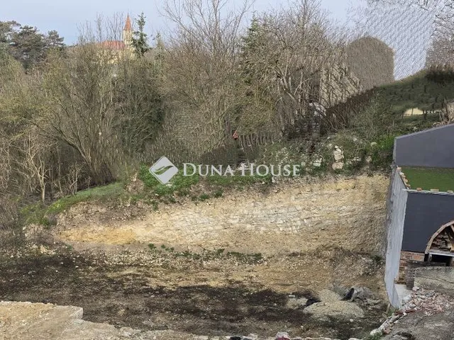 Eladó telek Veszprém 253 nm