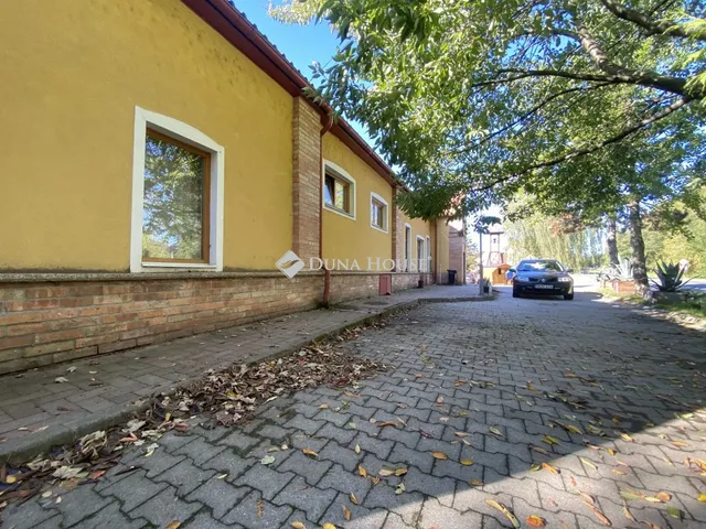Eladó kereskedelmi és ipari ingatlan Bakonyjákó 2500 nm