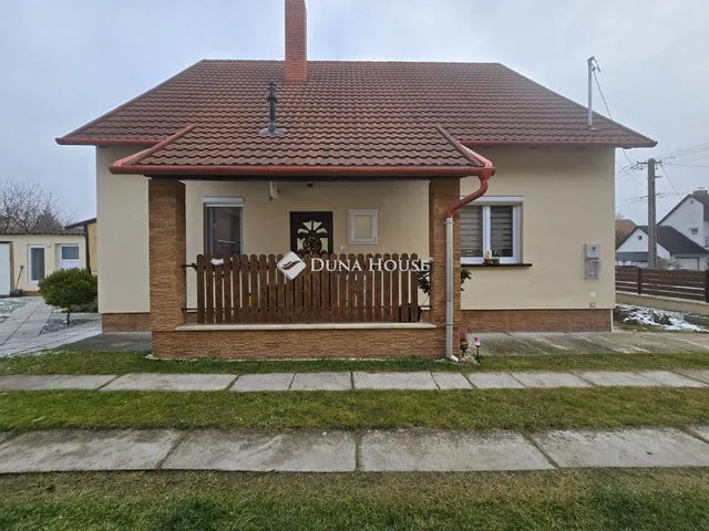 Eladó ház Ajka, Tóbereki utca 145 nm