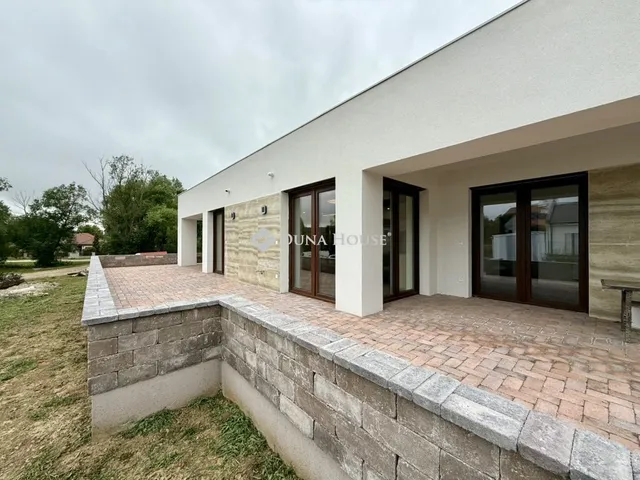 Kiadó ház Bánd 161 nm