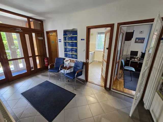Eladó kereskedelmi és ipari ingatlan Veszprém, Hársfa utca 257 nm