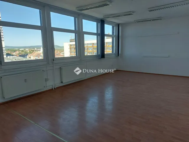 Eladó kereskedelmi és ipari ingatlan Veszprém 68 nm