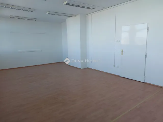 Eladó kereskedelmi és ipari ingatlan Veszprém 68 nm