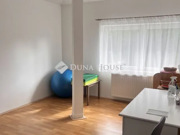 Kiadó kereskedelmi és ipari ingatlan Veszprém, Stadion utca 137 nm