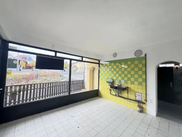 Eladó kereskedelmi és ipari ingatlan Veszprém 32 nm