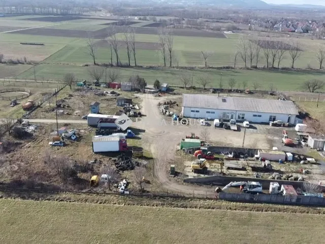 Eladó kereskedelmi és ipari ingatlan Veszprém 800 nm