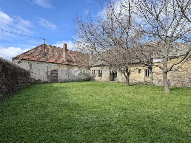 Eladó kereskedelmi és ipari ingatlan Veszprém, Céhház utca 220 nm