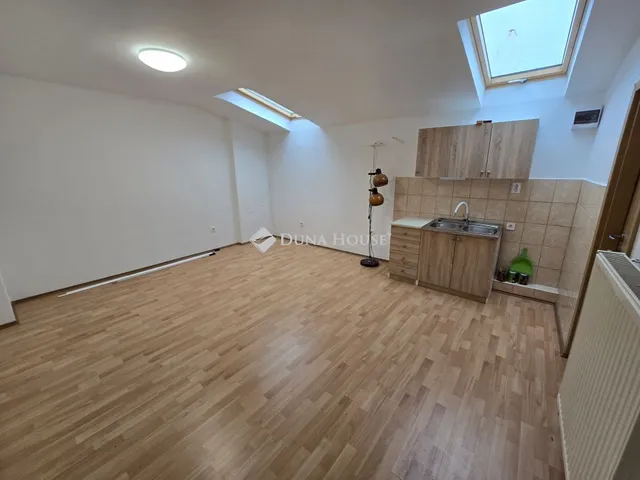 Eladó lakás Veszprém, Cholnoky Jenő utca 24 nm