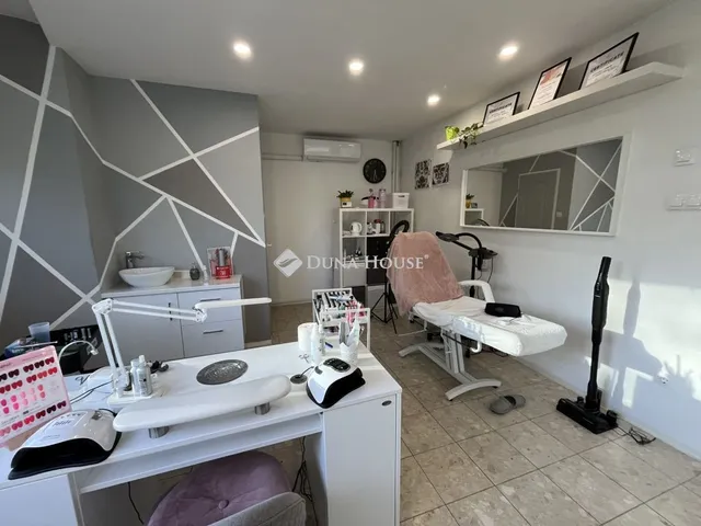 Eladó kereskedelmi és ipari ingatlan Veszprém 26 nm