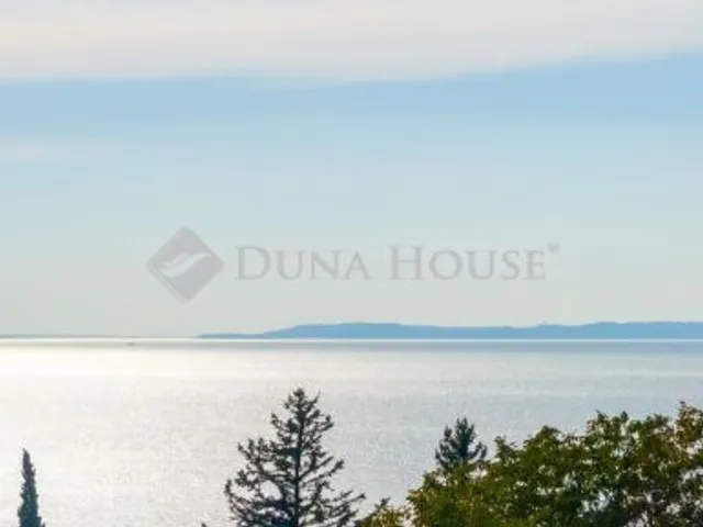 Eladó lakás Balatonakarattya, Szent István utca 120 nm