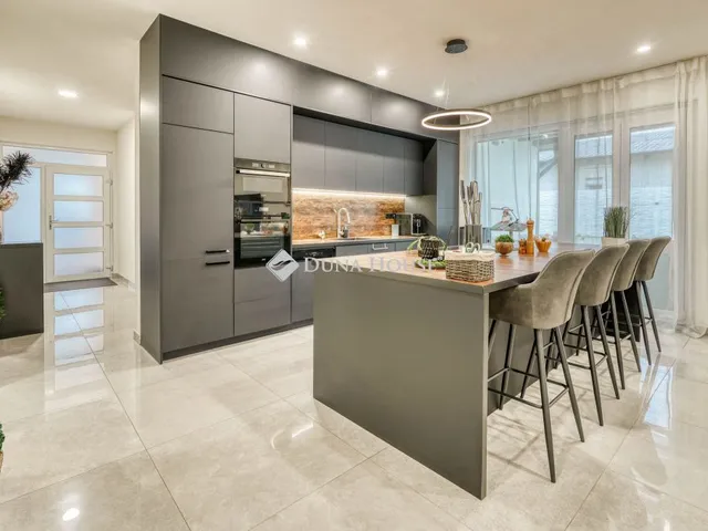 Eladó ház Délegyháza, Árpád utca 261 nm