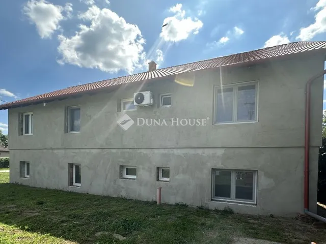 Eladó ház Kesztölc, Csévi utca 210 nm