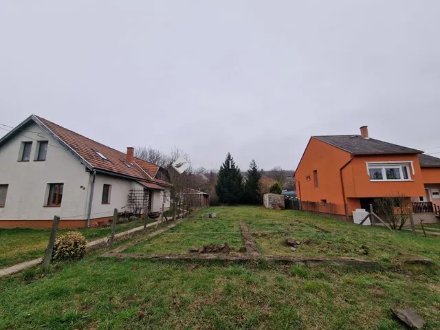 Eladó telek Úny, Kossuth Lajos utca 745 nm