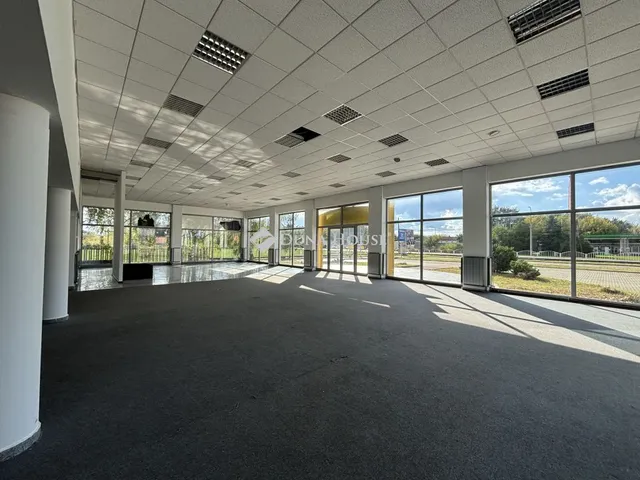 Eladó kereskedelmi és ipari ingatlan Esztergom, Csonka utca 1400 nm