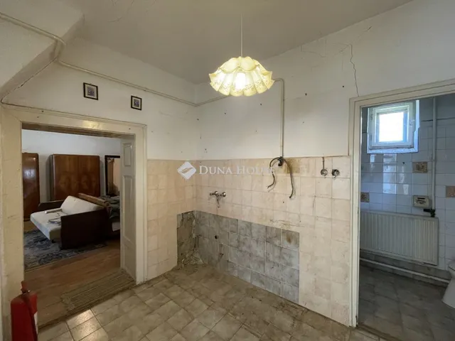 Eladó ház Süttő, Vásártér utca 89 nm