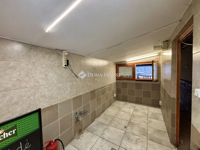 Eladó kereskedelmi és ipari ingatlan Esztergom, Simor János utca 105 nm