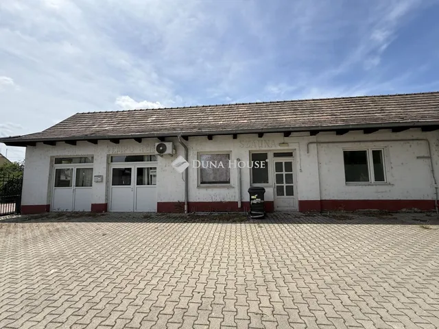 Eladó kereskedelmi és ipari ingatlan Nyergesújfalu, Akácfa utca 346 nm