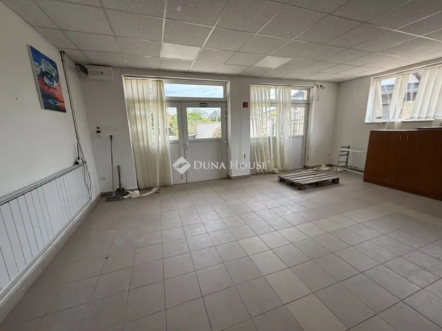 Kiadó kereskedelmi és ipari ingatlan Nyergesújfalu, Akácfa utca 96 nm