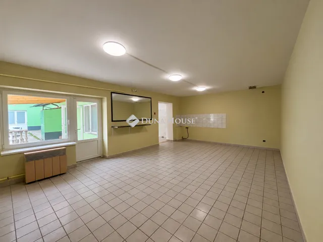 Kiadó kereskedelmi és ipari ingatlan Dorog, Bécsi út 60 nm