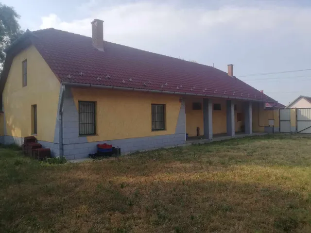 Eladó kereskedelmi és ipari ingatlan Ladánybene, Mester utca 133 nm