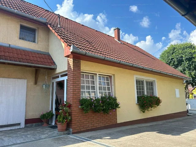 Eladó ház Előszállás, Balatoni út 200 nm