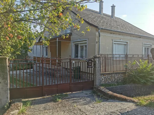 Eladó ház Öskü 200 nm