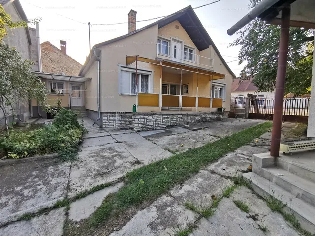 Eladó ház Öskü, Fő utca 21. 200 nm