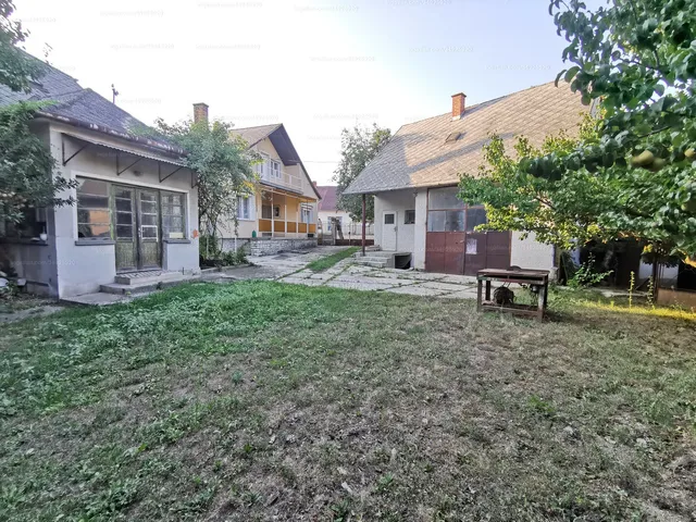 Eladó ház Öskü, Fő utca 21. 200 nm