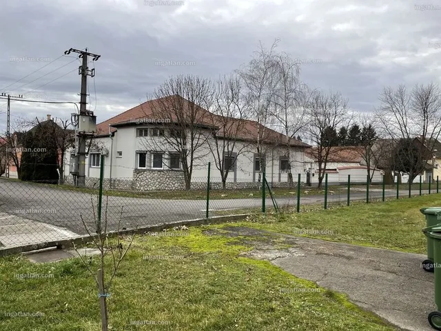 Eladó ház Szentlőrinc 240 nm