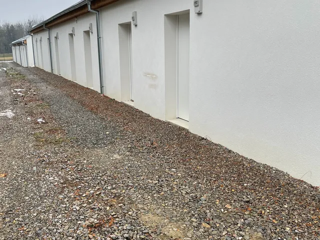 Eladó garázs Kozármisleny, vadvirág 18 nm