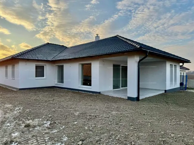 Eladó ház Környe 180 nm